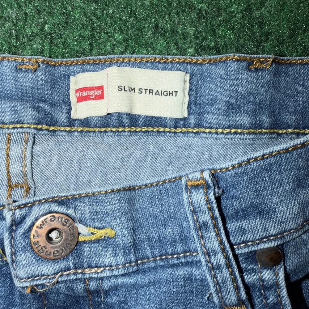 Wrangler Slim Straight Jeans Men's Size 36x30 Light Wash Blue Jeans Minor Flaw